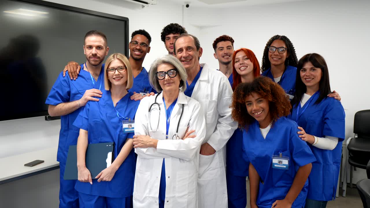 Equipe médica diversa posando e sorrindo em uma sala de aula