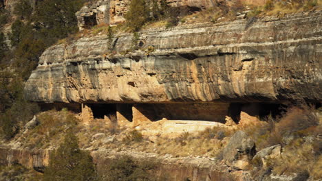 Vista-De-Las-Viviendas-Del-Lado-Del-Acantilado-En-Walnut-Canyon