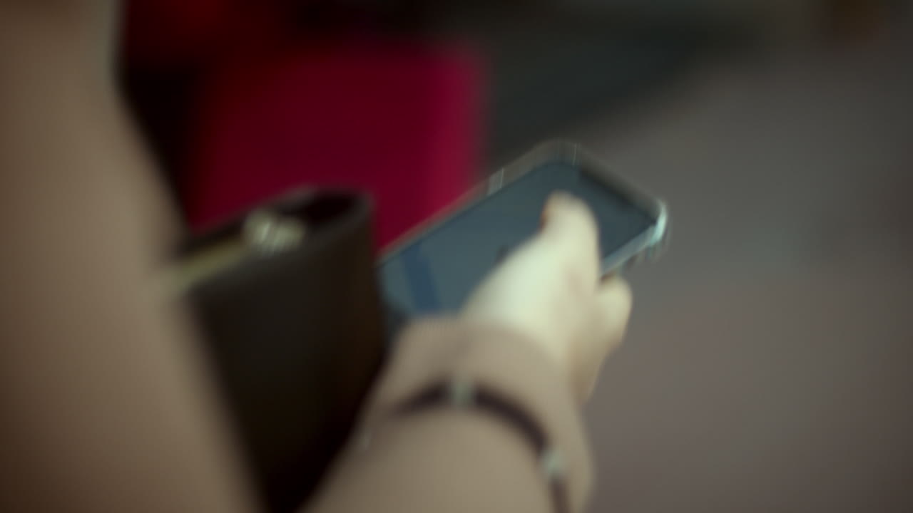 ella siempre debe estar en contacto usando el teléfono móvil en el camino