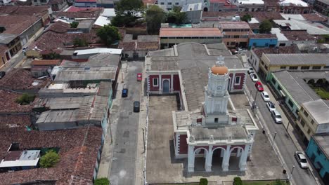 Kreuzförmiges-Design-Der-Katholischen-Kirche-El-Carmen-In-San-Salvador,-Slv