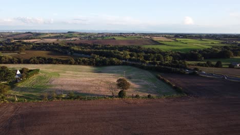 Landwirtschaftliche-Felder-Im-Dorf-Castle-Eden-In-Der-Grafschaft-Durham-In-Der-Nähe-Der-Autobahn-A19---Luftdrohne-4K-HD