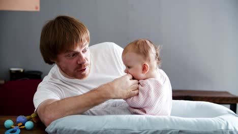 padre positivo emocionado jugando con la hija bebé