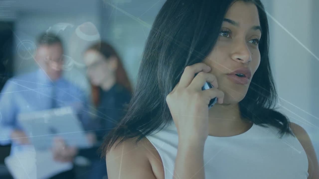 red de conexiones y procesamiento de datos contra una mujer caucásica que habla por teléfono inteligente en la oficina