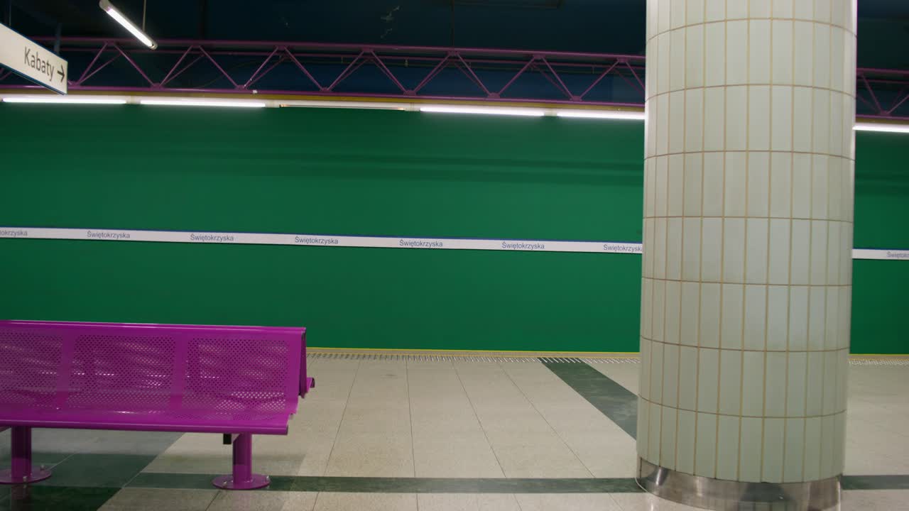 여자 가 고 있는 지하철역 내부