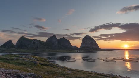 Puesta-De-Sol-Paisaje-De-Rocas-Marinas-Islas-Traena-En-Noruega-Destinos-De-Viaje-Belleza-En-La-Naturaleza-Paisaje-Nocturno-De-Helgeland