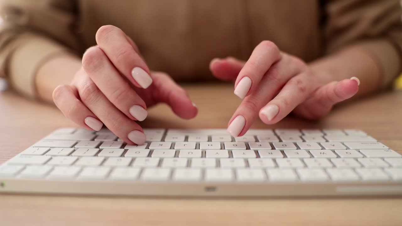 las manos escribiendo en un teclado