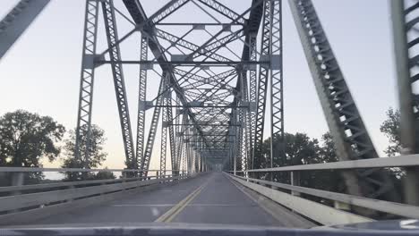 pasando por debajo de un enorme puente de metal durante un viaje por carretera, placa de conducción