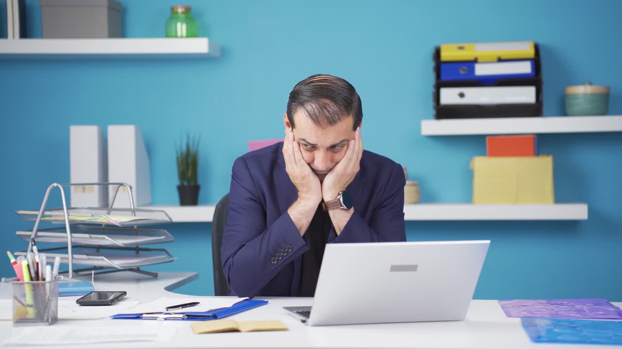 un hombre de negocios frustrado en una computadora portátil.
