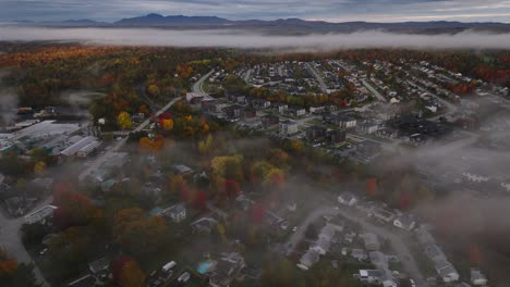 Edificios-Y-árboles-De-Otoño-A-Través-De-Franjas-De-Nubes-En-Sherbrooke,-Quebec,-Canadá-Durante-La-Temporada-De-Otoño