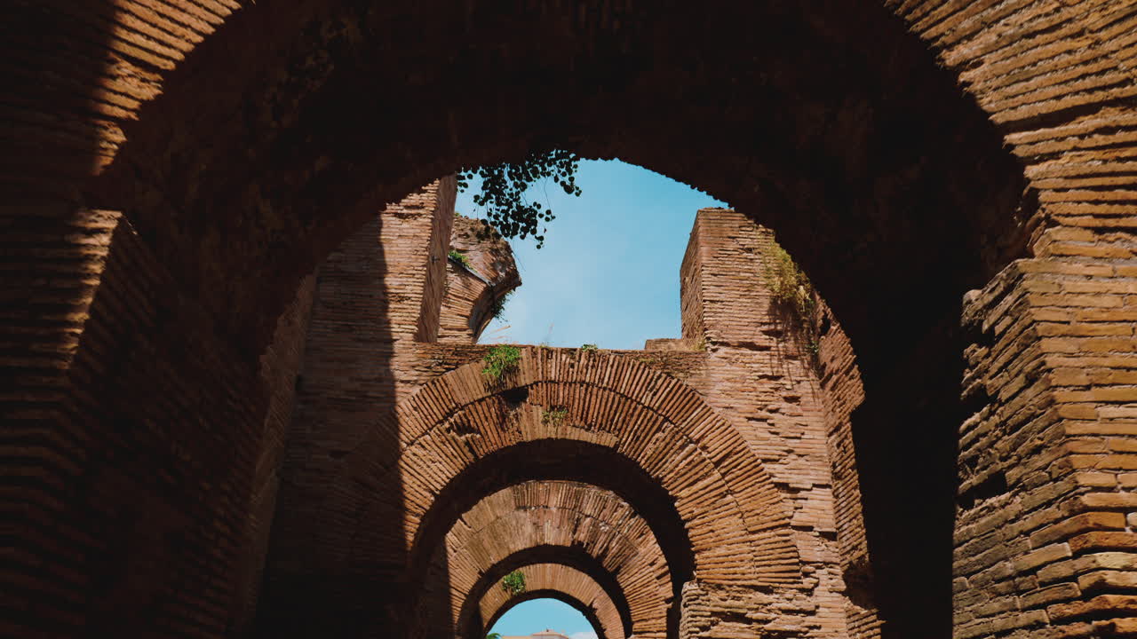 Koridor Lengkungan Runtuh di Forum Romawi