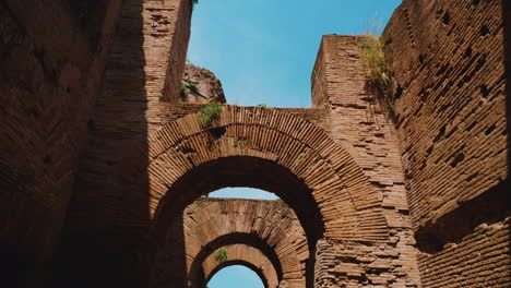 Korridor-Aus-Zerstörten-Bögen-Im-Forum-Romanum