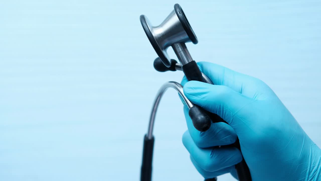 Læge holder stetoskop