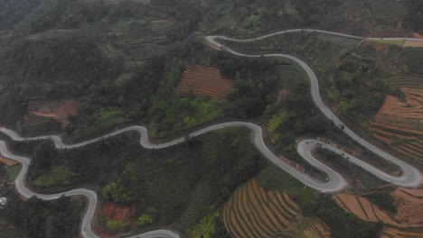 Flying-backwards-at-Chín-Khoanh-ramp-at-Ha-giang-Vietnam,-aerial