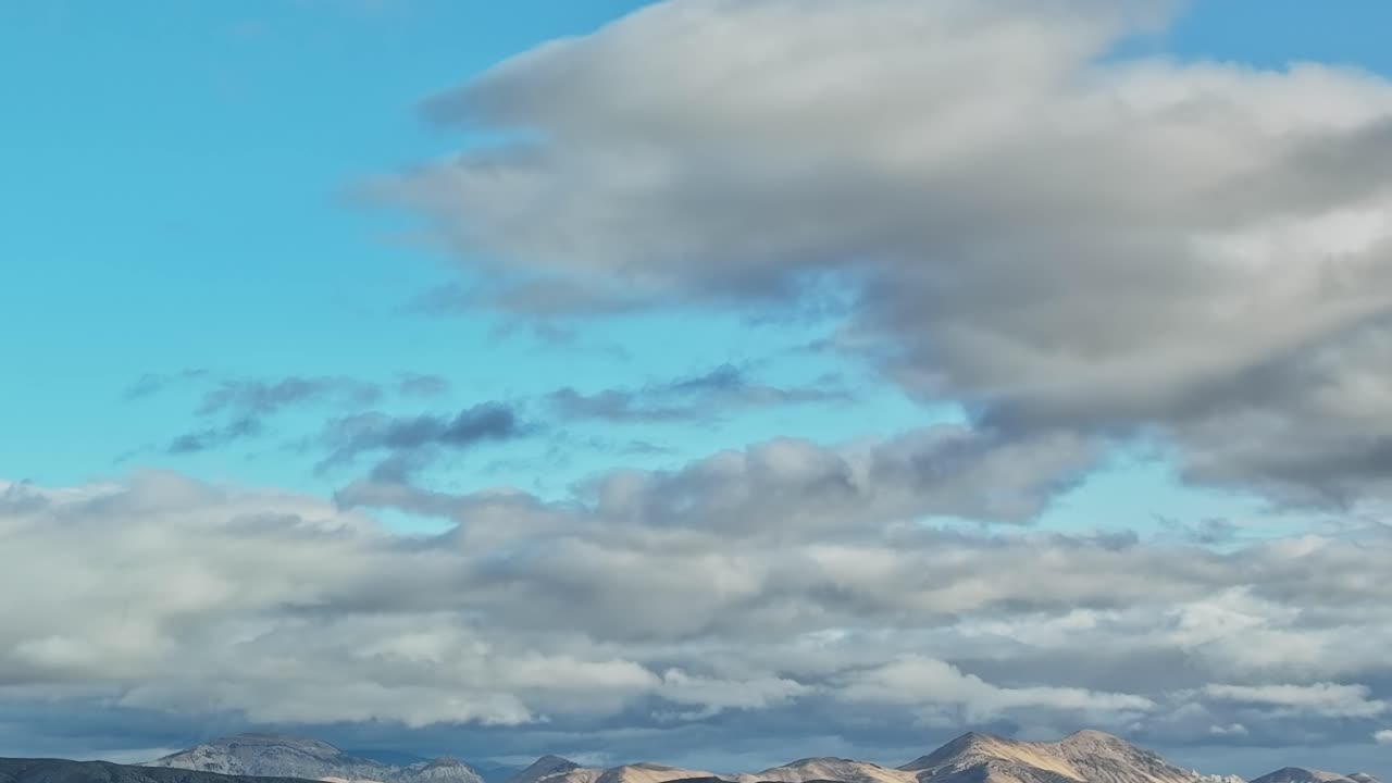 Vista aerea delle nuvole sulle montagne negli Stati Uniti vicino al tramonto