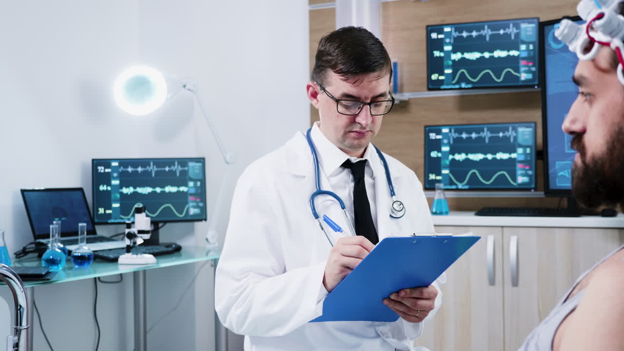 médico en un moderno centro de neurología