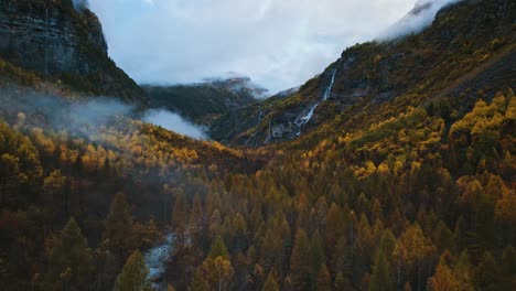 Atemberaubendes-Französisches-Gebirgstal,-Aufgenommen-Aus-Atemberaubenden-Luftperspektiven