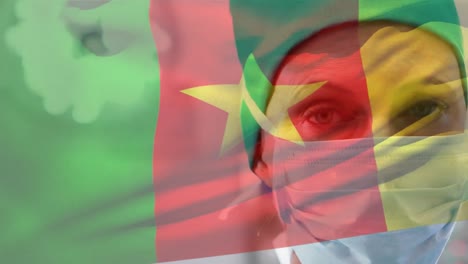 Animación-De-La-Bandera-De-Camerún-Sobre-El-Primer-Plano-De-Un-Médico-Caucásico-Con-Máscara-En-El-Hospital