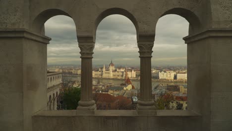 vista de la iglesia matthias desde el bastión de los pescadores en budapest, hungría - plano general