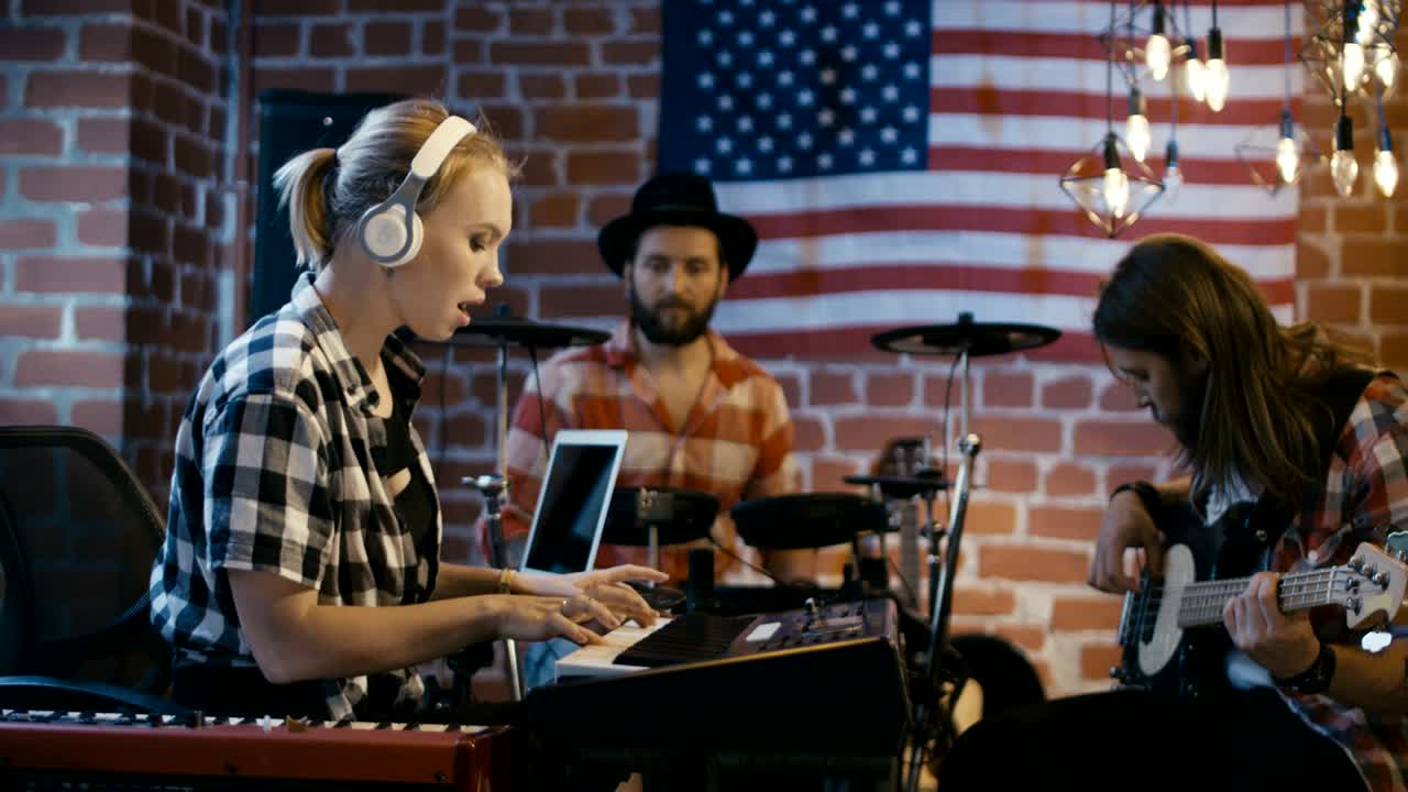 kreative band, die musik spielt und übt