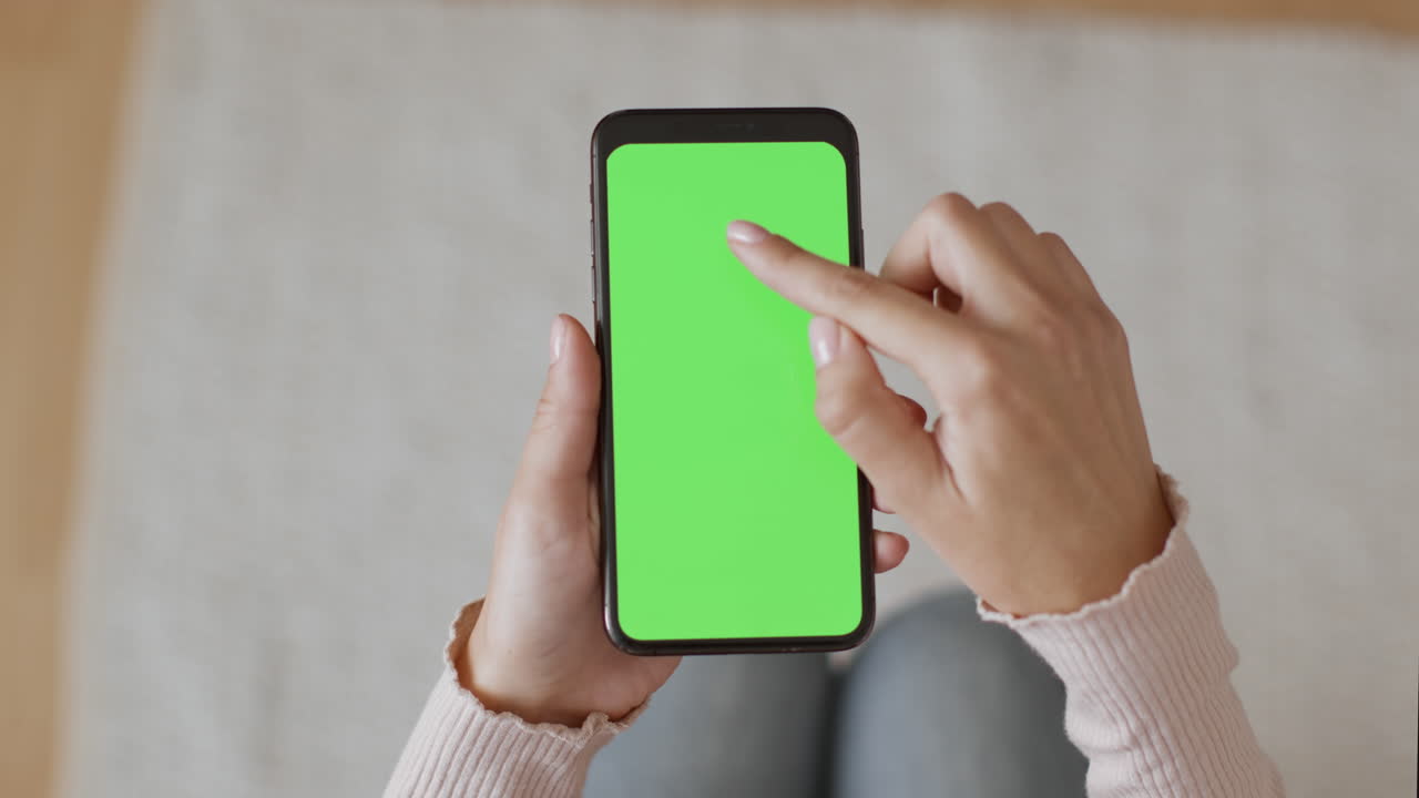 Donna che usa uno smartphone con schermo verde