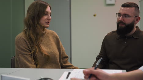 pareja en el consultorio del médico