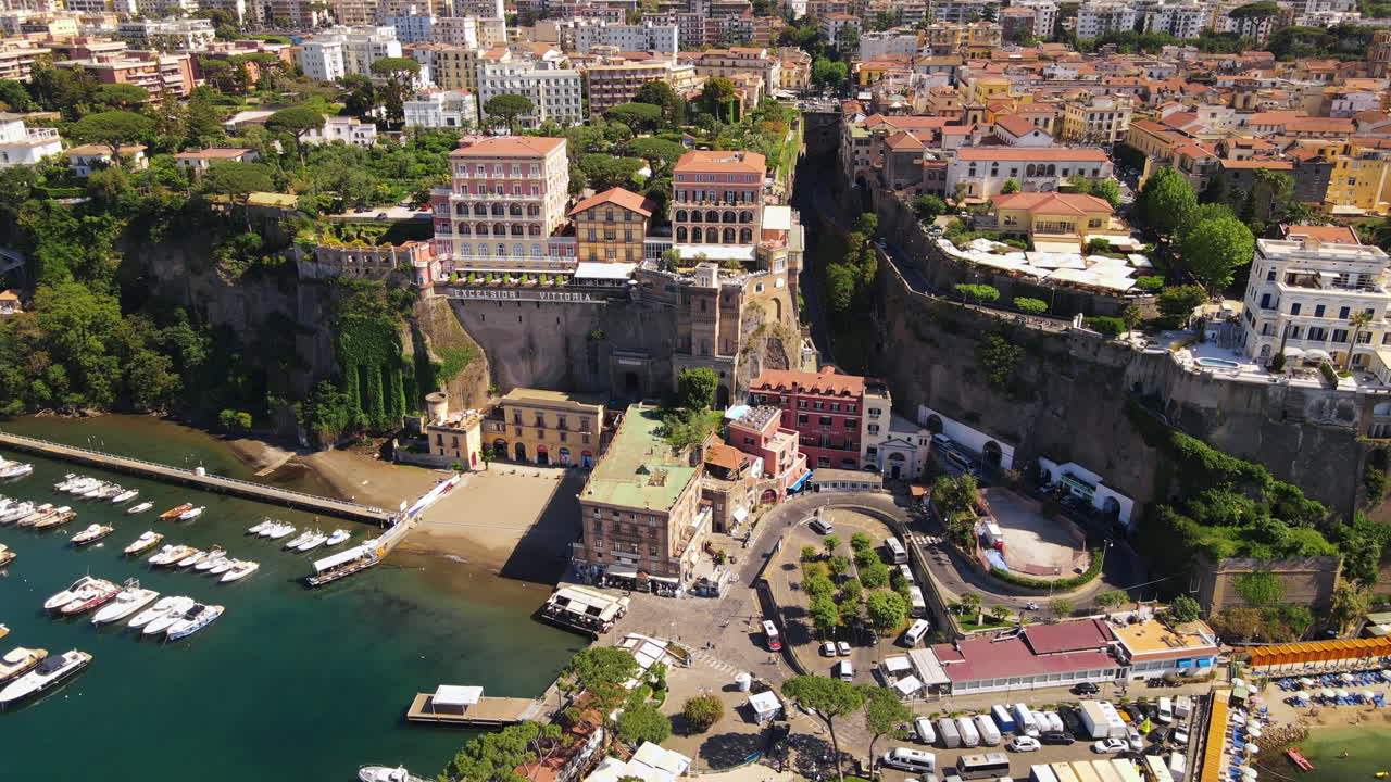 Dronebillede af Tyrrhenske hav ud for kysten ved Sorrento, Italien. Adskillige boligbygninger i national stil, klippevægge og grønne områder.