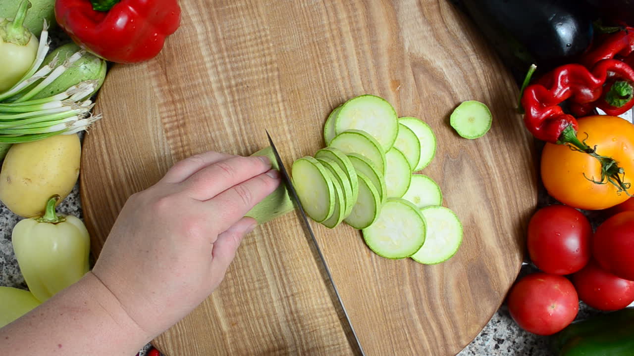 Il cuoco taglia una zucca. Preparazione di verdure