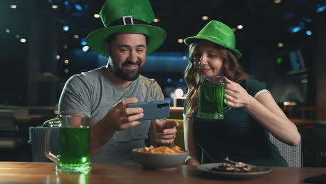 Feiern-Des-St.-Patrick&#39;s-Day-In-Einer-Kneipe-9