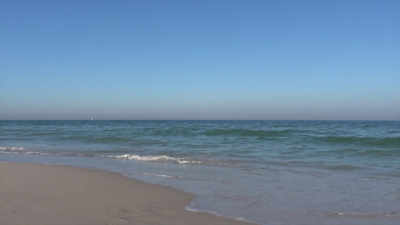 배경에 대한 빈 해변과 바다 바다