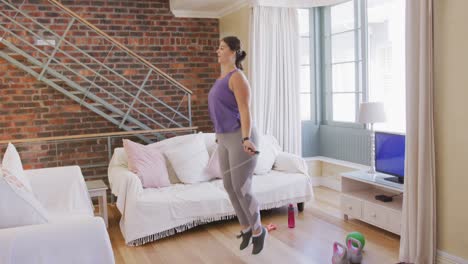 vlogger caucásica mujer haciendo ejercicio en casa