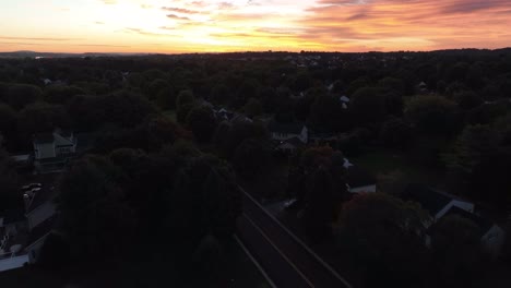 Alta-Vista-Aérea-De-Viviendas-Residenciales-Durante-La-Hermosa-Puesta-De-Sol-Más-Naranja