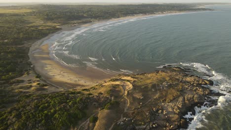 Playa-Grande-Al-Atardecer,-Punta-Del-Diablo-En-Uruguay