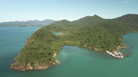 Gran-Angular-Aéreo-De-Hermosas-Islas-Tropicales-Con-Manglares,-Playa-De-Arena-Blanca