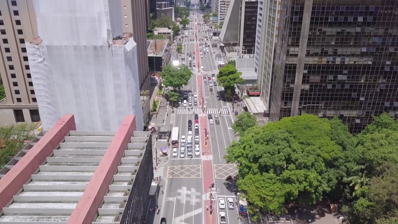 la calle principal de sao paulo avenida paulista en brasil en un ajetreado día soleado toma aérea de inclinación de una calle con tráfico
