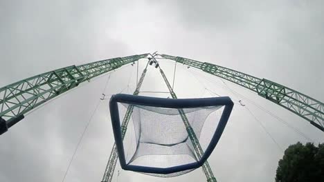 El-Hombre-Salta-A-Un-Trampolín-Colgante-Gigante-En-El-Parque-De-Atracciones