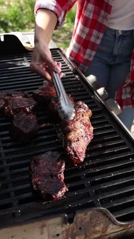 cocinando filetes en una parrilla