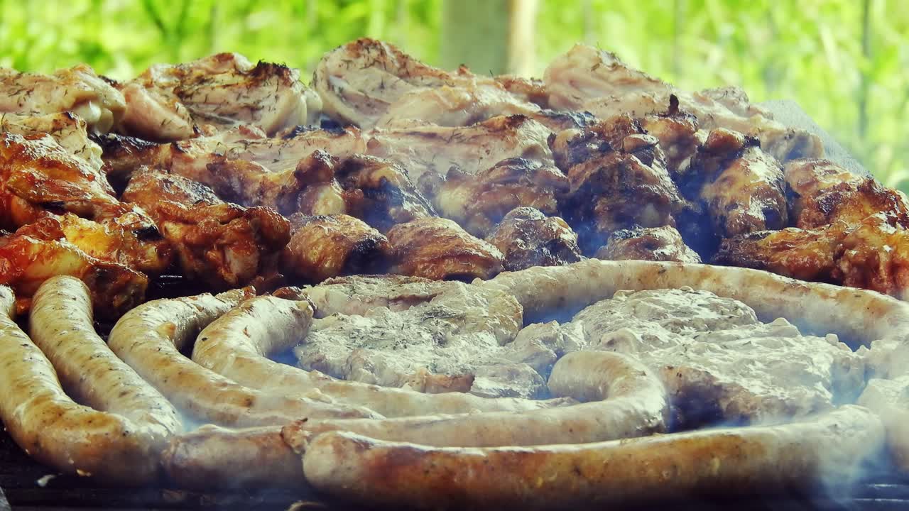 불타는 그릴에 구운 소시지