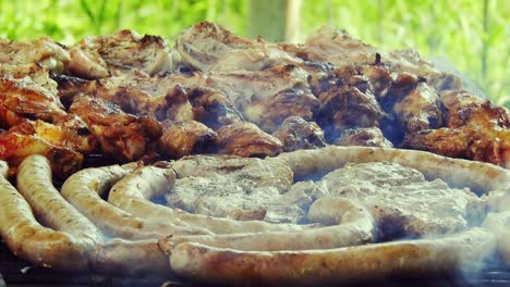 salchicha a la parrilla en la parrilla en llamas