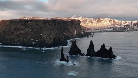 Pilas-Marinas-De-Basalto-De-Reynisdrangar-En-El-Sur-De-Islandia---Toma-Aérea-De-Un-Drone