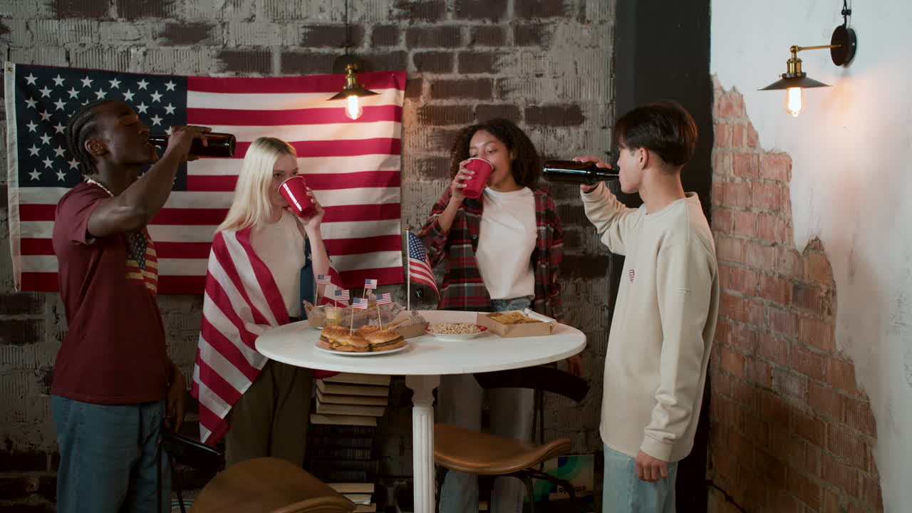 amigos celebrando el 4 de julio.