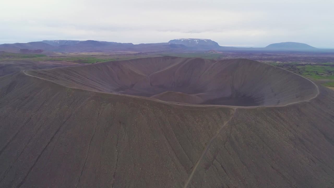 antena majestuosa sobre el cono del volcán hverfjall en islandia myvatn