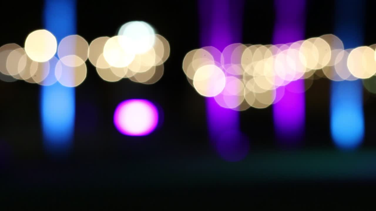 luces de escenario de enfoque borroso abstracto que brillan sobre fondo oscuro