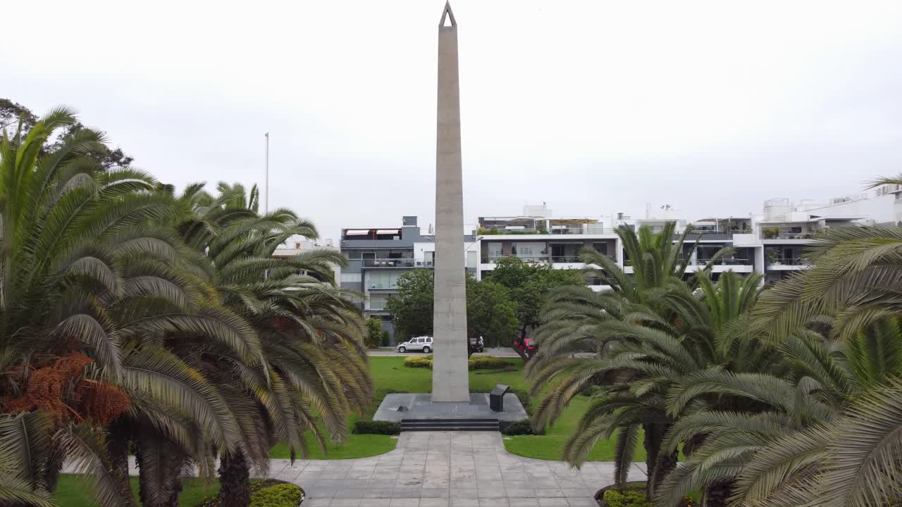 video de dron de 4k de un parque con un obelisc-2