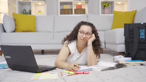 una estudiante divertida soñando despierta.
