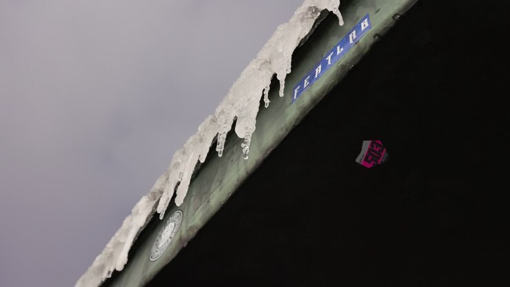 Inverno in montagna, tetto ghiacciato, acqua che si scioglie dai ghiaccioli, Monte Sniezka, slow motion