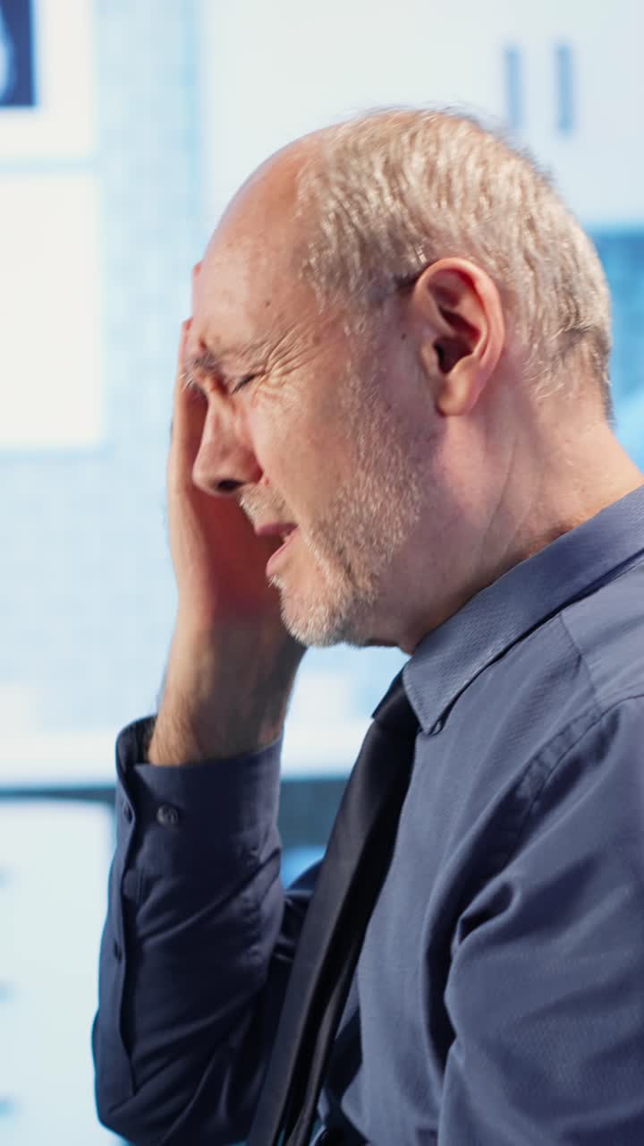 Video verticale: Dottoressa in una clinica che valuta la funzione cognitiva e i riflessi di un uomo.