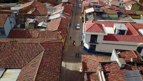 Bajada-De-Toma-Aérea-De-Establecimiento-De-Edificios-Antiguos,-Modernos-Rascacielos-Y-Barrios-En-El-Centro-De-Bogotá,-Colombia-1