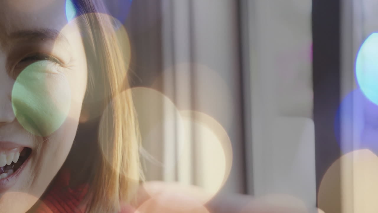 창문 근처에서 미소 짓는 사람 배경에 보케 빛 애니메이션