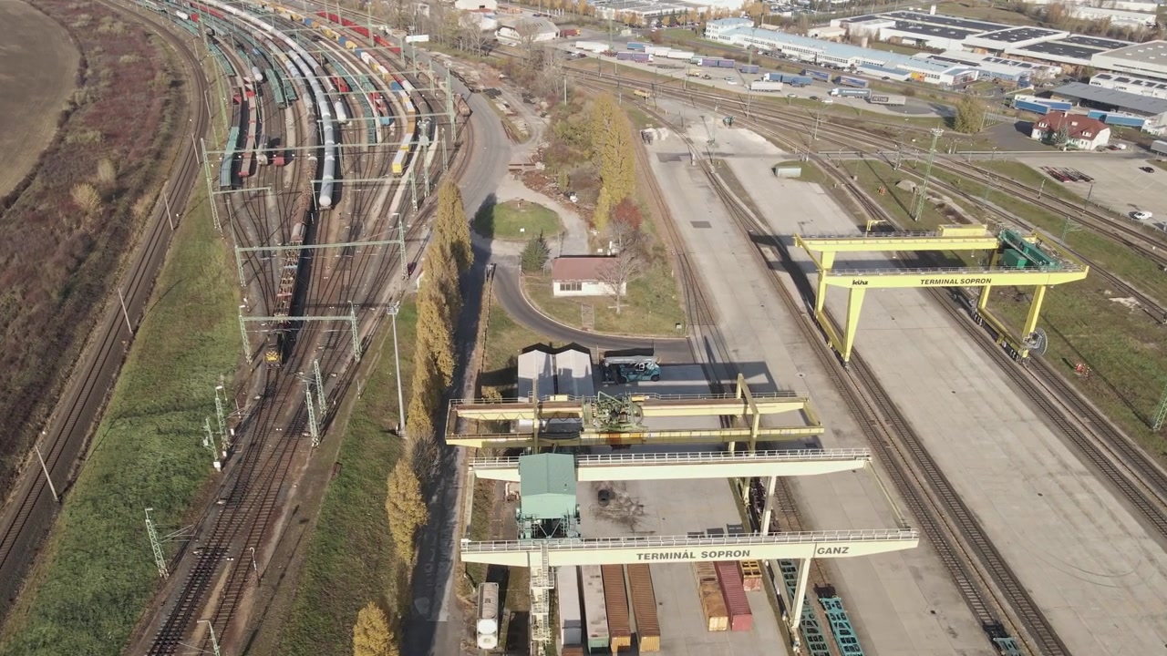 Luftaufnahme eines intermodalen Schienen-Terminals mit Containerkränen