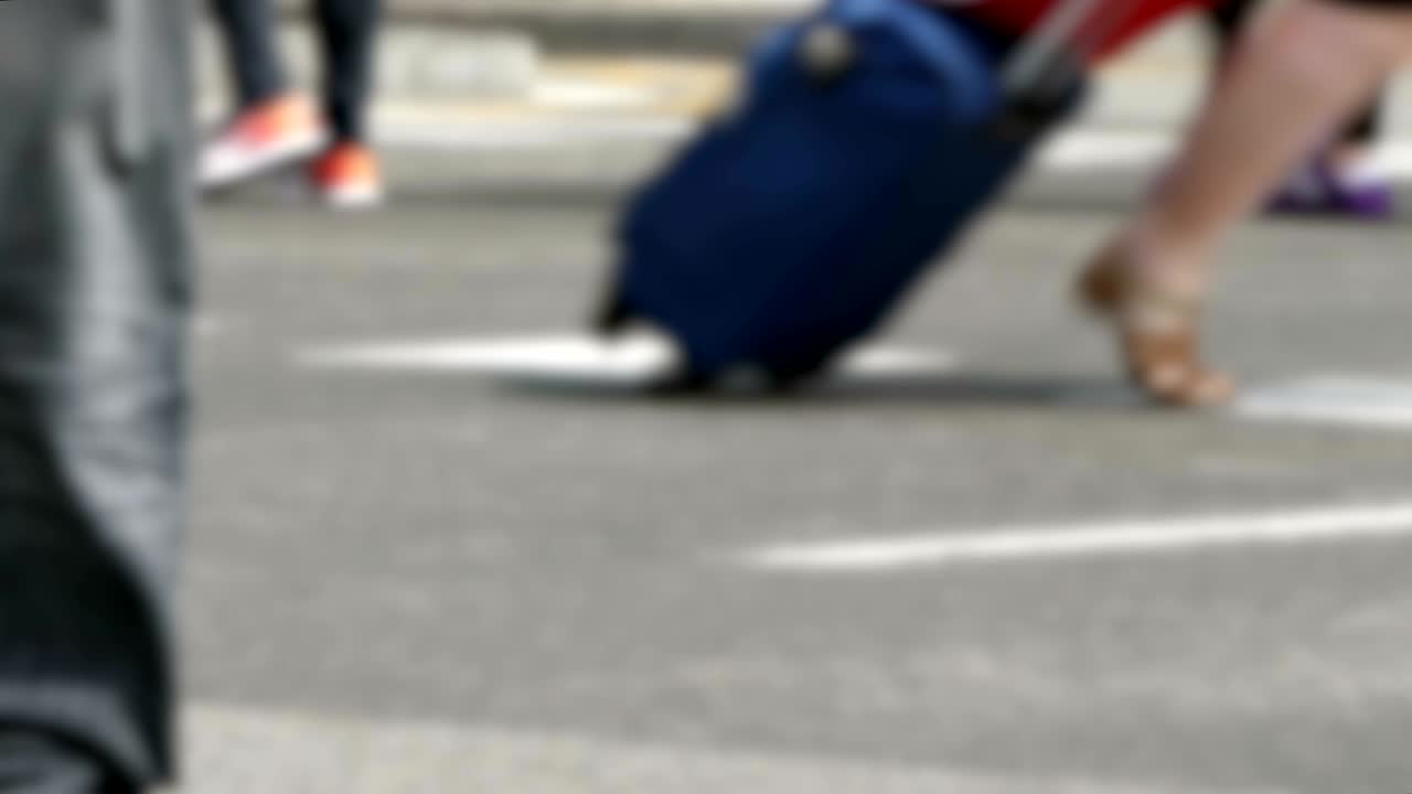 사이드 뷰 흐릿한 보행자 기. 시간 지연.